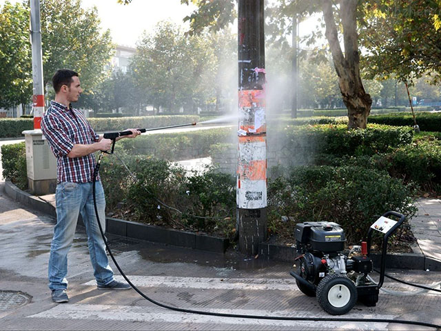高压清洗机清洗路面小广告试用现场