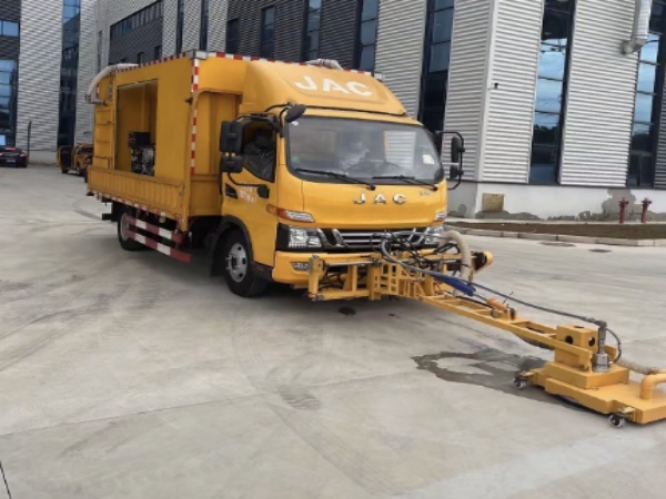 跑道除胶除线车